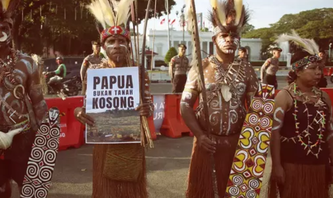 Hutan adat Awyu di Boven Digoel, Papua, telah menjadi sorotan publik dalam beberapa tahun terakhir. Kasus ini melibatkan isu-isu hak masyarakat adat, pengelolaan sumber daya alam, dan konflik antara kepentingan ekonomi dan pelestarian lingkungan. Ketua Majelis Rakyat Papua Selatan (MRPS), yang merupakan perwakilan masyarakat adat lokal, memberikan tanggapan yang mendalam mengenai situasi ini. Artikel ini akan membahas secara rinci pandangan dan tanggapan beliau terhadap kasus hutan adat Awyu, serta implikasi yang lebih luas terhadap masyarakat dan lingkungan di Papua. Untuk itu, artikel ini akan dibagi menjadi beberapa sub judul yang akan membahas berbagai aspek terkait kasus ini. 1. Latar Belakang Kasus Hutan Adat Awyu Kasus hutan adat Awyu di Boven Digoel berawal dari adanya eksploitasi sumber daya alam yang dilakukan oleh perusahaan-perusahaan besar yang beroperasi di wilayah tersebut. Hutan Awyu tidak hanya merupakan ekosistem yang kaya, tetapi juga memiliki nilai budaya yang sangat penting bagi masyarakat adat. Masyarakat Awyu memiliki hubungan yang erat dengan hutan, di mana mereka menggantungkan kehidupan sehari-hari mereka pada hasil hutan seperti makanan, obat-obatan, dan bahan bangunan. Namun, dengan adanya aktivitas penebangan dan konversi lahan untuk kepentingan komersial, masyarakat lokal merasa terancam. Mereka menganggap bahwa tindakan tersebut tidak hanya merusak lingkungan, tetapi juga melanggar hak-hak mereka sebagai pemilik sah dari tanah dan hutan. Berbagai organisasi masyarakat sipil dan aktivis lingkungan juga telah turun tangan untuk mendukung perjuangan masyarakat Awyu dalam mempertahankan hak-hak mereka. Ketua Majelis Rakyat Papua Selatan menyatakan bahwa pentingnya pengakuan dan perlindungan terhadap hak-hak masyarakat adat harus menjadi prioritas. Dalam pandangannya, kebijakan yang diambil oleh pemerintah dan perusahaan harus mempertimbangkan dampak sosial dan lingkungan yang lebih luas. Hal ini juga mencerminkan perlunya dialog yang konstruktif antara semua pihak yang terlibat, termasuk pemerintah, masyarakat adat, dan sektor swasta. 2. Tanggapan Ketua Majelis Rakyat Papua Selatan Dalam memberikan tanggapannya, Ketua Majelis Rakyat Papua Selatan menekankan pentingnya pengakuan hak masyarakat adat atas tanah dan hutan mereka. Ia menjelaskan bahwa masyarakat Awyu tidak hanya memerlukan akses ke sumber daya alam untuk keberlangsungan hidup mereka, tetapi juga membutuhkan pengakuan identitas budaya mereka yang terancam punah akibat eksploitasi yang terjadi. Beliau juga menyoroti perlunya transparansi dalam pengelolaan sumber daya alam. Ia berargumen bahwa setiap perusahaan yang beroperasi di wilayah hutan adat Awyu harus melibatkan masyarakat lokal dalam proses pengambilan keputusan. Ini termasuk memberikan informasi yang jelas tentang dampak lingkungan dari aktivitas yang dilakukan, serta memberi kesempatan kepada masyarakat untuk memberikan masukan. Lebih lanjut, Ketua Majelis Rakyat Papua Selatan menekankan bahwa konflik antara kepentingan ekonomi dan pelestarian lingkungan tidak dapat dihindari, tetapi harus dikelola dengan cara yang adil dan berkelanjutan. Ia mengusulkan adanya mekanisme mediasi yang melibatkan semua pihak yang berkepentingan untuk mencapai kesepakatan yang saling menguntungkan. 3. Dampak Sosial dan Lingkungan dari Eksploitasi Hutan Eksploitasi hutan adat Awyu tidak hanya berdampak pada lingkungan, tetapi juga menimbulkan konsekuensi sosial yang signifikan. Di satu sisi, aktivitas ini membawa keuntungan ekonomi bagi beberapa pihak, tetapi di sisi lain, masyarakat lokal sering kali menjadi korban. Kehilangan akses ke sumber daya alam dan kerusakan lingkungan dapat menyebabkan krisis pangan dan kesehatan bagi masyarakat Awyu. Ketua Majelis Rakyat Papua Selatan mengungkapkan keprihatinannya tentang dampak terhadap kesehatan masyarakat akibat pencemaran yang dihasilkan dari aktivitas perusahaan. Banyak masyarakat yang mengalami penyakit yang diduga disebabkan oleh limbah yang dibuang sembarangan. Selain itu, hilangnya hutan juga berarti hilangnya habitat bagi flora dan fauna, yang mengakibatkan penurunan keanekaragaman hayati. Pengaruh sosial dari konflik ini juga terlihat pada hubungan antar masyarakat. Ketegangan dapat muncul antara kelompok yang pro dan kontra terhadap eksploitasi, menciptakan perpecahan yang dapat merusak solidaritas sosial yang telah ada selama bertahun-tahun. Oleh karena itu, penting untuk mengedepankan dialog dan mediasi guna menyelesaikan permasalahan ini. 4. Solusi dan Harapan ke Depan Menghadapi tantangan yang ada, Ketua Majelis Rakyat Papua Selatan memiliki harapan untuk masa depan hutan adat Awyu. Ia percaya bahwa melalui kolaborasi antara masyarakat adat, pemerintah, dan pihak swasta, solusi yang berkelanjutan dapat ditemukan. Di satu sisi, pemerintah perlu memberikan pengakuan yang lebih kuat terhadap hak-hak masyarakat adat, dan di sisi lain, perusahaan harus beroperasi dengan etika yang lebih tinggi. Beliau juga mendorong masyarakat untuk lebih aktif dalam menjaga lingkungan mereka dan terlibat dalam kegiatan pelestarian. Ini termasuk pendidikan dan pelatihan tentang keberlanjutan, serta cara-cara untuk mengelola sumber daya alam secara bijaksana. Dengan demikian, masyarakat dapat menjadi pengelola hutan yang bukan hanya mengandalkan perusahaan, tetapi juga mandiri dan berkelanjutan. Ketua Majelis Rakyat Papua Selatan optimis bahwa dengan adanya inisiatif yang tepat, hutan adat Awyu dapat dipertahankan dan dilestarikan untuk generasi mendatang. Perjuangan ini bukan hanya untuk masyarakat Awyu, tetapi juga untuk warisan budaya dan ekosistem yang ada di seluruh Papua.