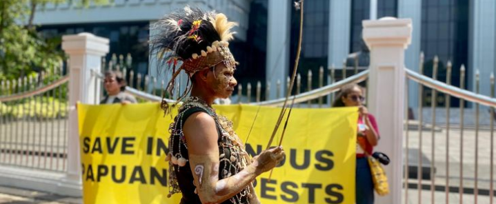 Papua, sebagai salah satu provinsi di Indonesia, memiliki keanekaragaman hayati yang sangat kaya serta budaya yang sangat beragam. Namun, di balik keindahan alam dan budayanya, Papua juga menghadapi berbagai tantangan, termasuk tindakan eksploitasi sumber daya alam dan isu hak atas tanah, khususnya terkait hutan adat. Salah satu respons terhadap situasi ini adalah program "All Eyes on Papua" yang mencakup berbagai inisiatif untuk melindungi hutan adat di wilayah tersebut. Kementerian Lingkungan Hidup dan Kehutanan (KLHK) melalui proses pengakuan status hutan adat di Boven Digoel menunjukkan upaya nyata untuk menangani masalah ini. Artikel ini akan membahas berbagai aspek penting dari respons ini, termasuk proses pengakuan hutan adat, dampaknya terhadap masyarakat lokal, tantangan yang dihadapi, serta langkah-langkah selanjutnya yang diambil oleh KLHK. 1. Proses Pengakuan Hutan Adat di Boven Digoel Pengakuan hutan adat di Boven Digoel melibatkan serangkaian proses yang kompleks, mulai dari pengumpulan data hingga pengesahan oleh instansi pemerintah. KLHK berperan aktif dalam mengidentifikasi kawasan hutan yang memiliki nilai budaya dan sosial bagi masyarakat adat. Proses ini dimulai dengan kajian lapangan yang dilakukan oleh tim dari KLHK dan masyarakat adat setempat. Tim melakukan pemetaan wilayah hutan yang diklaim oleh masyarakat sebagai hutan adat, serta mengumpulkan bukti-bukti yang mendukung klaim tersebut. Selama proses ini, masyarakat adat diberikan kesempatan untuk menyampaikan sejarah, tradisi, dan praktik pengelolaan hutan yang telah dilakukan secara turun-temurun. Hal ini menjadi penting untuk memastikan bahwa pengakuan yang diberikan tidak hanya bersifat simbolis, tetapi juga memberikan hak kelola yang nyata bagi masyarakat. Selain itu, KLHK juga melibatkan berbagai pihak, termasuk lembaga swadaya masyarakat dan akademisi, untuk memberikan perspektif yang lebih luas mengenai pentingnya hutan adat bagi keberlanjutan lingkungan dan kesejahteraan masyarakat. Setelah data terkumpul, KLHK melakukan analisis yang mendalam untuk menentukan apakah kawasan hutan tersebut memenuhi syarat sebagai hutan adat sesuai dengan peraturan perundang-undangan yang berlaku. Jika syarat-syarat tersebut terpenuhi, KLHK akan menerbitkan keputusan yang mengakui status hutan adat tersebut. Proses ini bukan hanya penting dari segi legalitas, tetapi juga memberikan pengakuan terhadap hak-hak masyarakat adat yang sering kali terabaikan dalam pengelolaan sumber daya alam. 2. Dampak Pengakuan Hutan Adat terhadap Masyarakat Lokal Pengakuan status hutan adat di Boven Digoel memiliki dampak yang signifikan terhadap kehidupan masyarakat lokal. Salah satu dampak positif yang paling terlihat adalah peningkatan hak akses masyarakat terhadap sumber daya hutan. Dengan adanya pengakuan resmi, masyarakat adat dapat lebih leluasa mengelola hutan yang mereka anggap sebagai warisan budaya. Mereka dapat melakukan aktivitas seperti berburu, berkebun, dan pengambilan hasil hutan secara berkelanjutan tanpa harus khawatir akan adanya intervensi dari pihak luar. Selain itu, pengakuan hutan adat juga dapat meningkatkan kesadaran dan partisipasi masyarakat dalam menjaga lingkungan. Dengan memiliki hak atas hutan mereka, masyarakat akan lebih termotivasi untuk melestarikan sumber daya alam yang ada. Hal ini sejalan dengan prinsip pembangunan berkelanjutan, di mana masyarakat lokal diharapkan dapat berperan aktif dalam menjaga keseimbangan ekosistem. Namun, di samping dampak positif, terdapat juga tantangan yang harus dihadapi oleh masyarakat setelah mendapatkan pengakuan. Salah satu tantangan terbesar adalah potensi konflik dengan pihak-pihak yang memiliki kepentingan ekonomi, seperti perusahaan-perusahaan yang ingin mengeksploitasi sumber daya alam di kawasan tersebut. Oleh karena itu, penting bagi KLHK dan pemerintah daerah untuk memberikan dukungan serta perlindungan hukum yang memadai bagi masyarakat adat, agar mereka dapat mengelola hutan secara berkelanjutan dan bertanggung jawab. 3. Tantangan dalam Proses Pengakuan Hutan Adat Meskipun proses pengakuan hutan adat merupakan langkah positif, tantangan yang dihadapi selama proses ini tidaklah sedikit. Salah satu tantangan utama adalah kurangnya pemahaman dan dukungan dari berbagai pihak, baik pemerintah maupun masyarakat. Beberapa pihak mungkin masih menganggap bahwa pengelolaan hutan harus dilakukan oleh pihak yang memiliki kekuatan finansial dan sumber daya yang lebih besar, sehingga mengabaikan hak-hak masyarakat adat. Selain itu, terdapat juga masalah birokrasi yang sering kali menjadi penghalang dalam proses pengakuan. Prosedur yang panjang dan rumit dapat menyebabkan lambatnya pengesahan status hutan adat, bahkan terkadang berujung pada penolakan. Untuk mengatasi masalah ini, diperlukan reformasi dalam sistem birokrasi agar lebih responsif dan efisien dalam menangani pengajuan pengakuan hutan adat. Tantangan lainnya adalah adanya tekanan dari pihak luar, seperti investor atau perusahaan yang ingin mengeksploitasi sumber daya hutan untuk kepentingan ekonomi. Tekanan ini sering kali menyebabkan konflik antara masyarakat adat yang berusaha mempertahankan haknya dengan kepentingan ekonomi yang lebih besar. Oleh karena itu, penting untuk melakukan pendekatan yang lebih inklusif, di mana semua pihak dapat terlibat dalam dialog dan mencari solusi yang saling menguntungkan. 4. Langkah Selanjutnya yang Ditempuh oleh KLHK Setelah proses pengakuan hutan adat di Boven Digoel, langkah selanjutnya yang harus ditempuh oleh KLHK adalah memastikan implementasi dari keputusan yang telah diambil. Ini termasuk melakukan pemantauan dan evaluasi untuk memastikan bahwa masyarakat adat benar-benar mendapatkan hak-haknya atas hutan tersebut. Selain itu, KLHK perlu memberikan pelatihan dan pendampingan kepada masyarakat dalam pengelolaan sumber daya hutan secara berkelanjutan. KLHK juga harus berkolaborasi dengan berbagai pihak, termasuk lembaga swadaya masyarakat dan akademisi, untuk meningkatkan kapasitas masyarakat adat dalam mengelola hutan. Pendampingan teknis dan informasi mengenai praktik pengelolaan hutan yang berkelanjutan dapat membantu masyarakat untuk lebih memahami cara menjaga kelestarian hutan sekaligus mendapatkan manfaat ekonomi dari hutan. Di samping itu, KLHK juga perlu lebih aktif dalam melakukan sosialisasi mengenai pentingnya pengakuan hutan adat kepada masyarakat luas. Penyuluhan dan pendidikan mengenai hak-hak masyarakat adat dan perlindungan lingkungan dapat membantu meningkatkan kesadaran masyarakat akan pentingnya menjaga hutan dan hak-hak mereka sebagai pemilik sah.