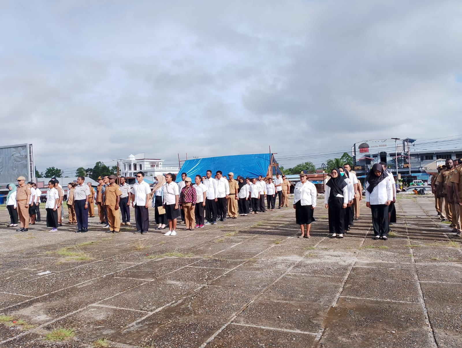 Dalam menjalankan tugas dan fungsinya, Aparatur Sipil Negara (ASN) memegang peranan penting sebagai abdi negara dan masyarakat. Di Boven Digoel, Pemkab setempat telah mengingatkan pentingnya kedisiplinan kerja bagi ASN, dengan menekankan bahwa mereka bukanlah bos, melainkan pelayan publik yang seharusnya mengedepankan kepentingan masyarakat. Kedisiplinan kerja yang baik akan menciptakan lingkungan kerja yang produktif, efisien, dan responsif terhadap kebutuhan masyarakat. Dalam artikel ini, kita akan membahas lebih dalam tentang kedisiplinan kerja ASN, peran mereka sebagai abdi negara, serta tantangan dan solusi dalam mewujudkan kedisiplinan tersebut. 1. Peran ASN Sebagai Abdi Negara dan Masyarakat Aparatur Sipil Negara (ASN) memiliki tugas yang tidak hanya terbatas pada penyelenggaraan pemerintahan, tetapi juga berfungsi sebagai penghubung antara pemerintah dan masyarakat. Mereka diharapkan mampu memahami dan merespons kebutuhan masyarakat, serta menyampaikan aspirasi masyarakat kepada pemerintah. Hal ini menjadikan ASN sebagai ujung tombak dalam pelayanan publik. Dalam konteks Boven Digoel, ASN dituntut untuk tidak hanya menjalankan tugas administratif, tetapi juga berkontribusi dalam pembangunan sosial, ekonomi, dan kebudayaan di daerah tersebut. Dengan memahami peran ini, ASN diharapkan dapat berperilaku lebih disiplin, karena kesuksesan pelayanan publik sangat bergantung pada kedisiplinan dan profesionalisme mereka. Kedisiplinan kerja yang tinggi akan berdampak positif terhadap program-program pemerintah, sehingga masyarakat dapat merasakan manfaat langsung dari kebijakan yang diterapkan. Di sisi lain, keterlibatan ASN dalam kegiatan masyarakat juga menjadi indikator penting dari keberhasilan mereka sebagai abdi negara. Melalui berbagai program sosial, pelatihan, dan kegiatan kemasyarakatan, ASN dapat menunjukkan komitmen mereka terhadap kesejahteraan masyarakat. Dengan berkontribusi secara aktif, ASN akan memperkuat hubungan antara pemerintah dan masyarakat, serta meningkatkan kepercayaan masyarakat terhadap pemerintah. Namun, tantangan yang dihadapi ASN di Boven Digoel tidaklah sedikit. Banyak di antara mereka yang masih terjebak dalam pola pikir sebagai "bos" yang hanya memerintah tanpa melibatkan masyarakat. Oleh karena itu, Pemkab Boven Digoel terus mengingatkan pentingnya untuk menempatkan diri sebagai pelayan publik yang siap melayani dan berinteraksi dengan masyarakat. 2. Kedisiplinan Kerja: Kunci Sukses ASN Kedisiplinan kerja merupakan salah satu unsur penting dalam meningkatkan kinerja ASN. Dalam konteks pelayanan publik, kedisiplinan kerja dapat diartikan sebagai kepatuhan terhadap aturan, regulasi, dan prosedur yang berlaku. ASN yang disiplin akan lebih mampu menjalankan tugasnya dengan baik, menghindari kesalahan, dan memberikan pelayanan yang memuaskan kepada masyarakat. Beberapa aspek yang perlu diperhatikan dalam menjaga kedisiplinan kerja ASN antara lain adalah kehadiran tepat waktu, penyelesaian tugas sesuai dengan tenggat waktu, serta kemampuan untuk bekerja sama dalam tim. Kedisiplinan dalam kehadiran dapat dilihat dari frekuensi absensi yang rendah, sedangkan penyelesaian tugas yang tepat waktu menunjukkan kemampuan ASN dalam mengelola waktu dan sumber daya dengan efektif. Selain itu, budaya kerja yang positif juga menjadi faktor penting dalam menciptakan kedisiplinan kerja. Budaya kerja yang baik akan menciptakan suasana yang kondusif bagi ASN untuk bekerja secara maksimal. Pemkab Boven Digoel berupaya menciptakan lingkungan kerja yang mendukung, salah satunya dengan memberikan pengakuan dan penghargaan bagi ASN yang menunjukkan kinerja yang baik. Dengan adanya motivasi semacam ini, ASN akan lebih termotivasi untuk menjaga kedisiplinan kerja mereka. Namun, kedisiplinan tidak hanya bergantung pada individu ASN itu sendiri, tetapi juga pada dukungan dan kebijakan dari atasan dan organisasi. Oleh karena itu, penting bagi pemimpin di setiap instansi untuk menjadi teladan dan menciptakan sistem yang mendukung terciptanya kedisiplinan di kalangan ASN. 3. Tantangan dalam Mewujudkan Kedisiplinan Kerja ASN Mewujudkan kedisiplinan kerja di kalangan ASN tidaklah mudah. Ada berbagai tantangan yang harus dihadapi, baik dari dalam diri ASN itu sendiri maupun dari lingkungan eksternal. Salah satu tantangan terbesar adalah mindset yang masih menganggap bahwa ASN adalah "bos" yang memiliki kekuasaan lebih dibandingkan dengan masyarakat. Pemikiran ini dapat menghambat upaya untuk meningkatkan kedisiplinan, karena ASN tidak merasa bertanggung jawab untuk melayani dengan baik. Selain itu, terdapat pula tantangan berupa kurangnya pemahaman mengenai pentingnya kedisiplinan kerja dalam konteks pelayanan publik. Beberapa ASN mungkin belum sepenuhnya menyadari bahwa kedisiplinan mereka akan berdampak langsung terhadap kualitas pelayanan yang diberikan kepada masyarakat. Kurangnya pelatihan dan pembinaan juga menjadi faktor yang mempengaruhi rendahnya kedisiplinan di kalangan ASN. Di sisi lain, faktor eksternal seperti tekanan dari masyarakat dan media juga dapat mempengaruhi kedisiplinan kerja ASN. Masyarakat yang semakin kritis dan cepat dalam menilai kinerja ASN menuntut mereka untuk selalu memberikan yang terbaik. Namun, jika ASN tidak mampu mengelola tekanan tersebut dengan baik, hal ini justru dapat mengarah pada stres dan menurunnya kinerja mereka. Untuk mengatasi tantangan-tantangan ini, dibutuhkan komitmen dari semua pihak, baik ASN itu sendiri, atasan, maupun pemerintah daerah. Program-program pelatihan mengenai kedisiplinan kerja, pembinaan mental, serta sosialisasi mengenai peran ASN sebagai abdi negara perlu ditingkatkan. Selain itu, penting juga untuk menciptakan lingkungan kerja yang positif dan mendukung agar ASN merasa termotivasi untuk menjaga kedisiplinan mereka. 4. Solusi untuk Meningkatkan Kedisiplinan Kerja ASN Untuk meningkatkan kedisiplinan kerja ASN di Boven Digoel, Pemkab telah merumuskan beberapa solusi yang diharapkan dapat diterapkan secara efektif. Pertama, penerapan sistem pengawasan yang ketat dan transparan di setiap instansi. Dengan adanya sistem pengawasan yang baik, ASN akan lebih terdorong untuk menjaga kedisiplinan dan kinerjanya. Kedua, melakukan evaluasi dan penilaian kinerja ASN secara rutin. Melalui evaluasi ini, Pemkab dapat mengidentifikasi ASN yang berkinerja baik dan memberikan penghargaan, serta memberi perhatian lebih kepada ASN yang masih perlu meningkatkan kinerjanya. Penilaian kinerja yang objektif akan mendorong ASN untuk berkompetisi secara sehat dan meningkatkan kedisiplinan kerja mereka. Ketiga, menyediakan pelatihan dan workshop terkait dengan etika kerja dan pelayanan publik. Pelatihan ini akan memberikan wawasan baru kepada ASN tentang bagaimana seharusnya mereka bersikap dan berinteraksi dengan masyarakat. Semakin baik pemahaman ASN mengenai etika dan disiplin kerja, semakin besar kemungkinan mereka untuk menjalankan tugas dengan baik. Keempat, menciptakan budaya kerja yang positif. Pemkab perlu memastikan bahwa lingkungan kerja ASN mendukung kolaborasi dan saling menghargai. Dengan budaya kerja yang baik, ASN akan merasa nyaman dan lebih termotivasi untuk melaksanakan tugas mereka dengan disiplin. Melalui langkah-langkah ini, diharapkan kedisiplinan kerja ASN di Boven Digoel dapat meningkat, sehingga mereka dapat berfungsi dengan optimal sebagai abdi negara dan masyarakat. Kedisiplinan yang baik akan berujung pada peningkatan kualitas pelayanan publik dan pada akhirnya, kesejahteraan masyarakat Boven Digoel.