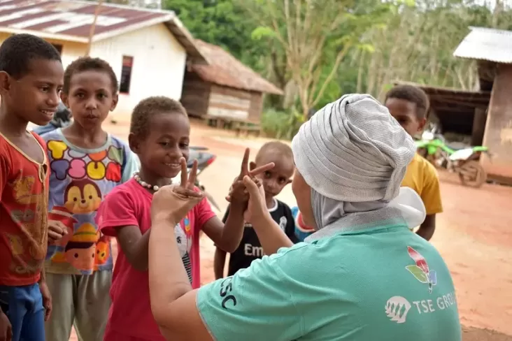 Kampung Getentiri yang terletak di Boven Digoel, Papua, merupakan salah satu kawasan yang memiliki potensi besar dalam sektor pertanian, khususnya dalam budidaya tanaman cabai dan kangkung. Budidaya tanaman ini tidak hanya memberikan nilai ekonomi yang tinggi, tetapi juga berkontribusi pada ketahanan pangan masyarakat setempat. Namun, tantangan dalam budidaya tanaman ini tetap ada, mulai dari kondisi tanah, iklim, hingga pengetahuan teknologi pertanian yang masih terbatas. Oleh karena itu, TSE (Teknologi dan Sumberdaya Ekonomi) menginisiasi program edukasi yang bertujuan untuk meningkatkan kapasitas petani lokal dalam budidaya cabai dan kangkung. Melalui artikel ini, kita akan membahas lebih dalam mengenai teknik budidaya, manajemen, serta manfaat dari kegiatan ini bagi masyarakat Kampung Getentiri. 1. Teknik Budidaya Tanaman Cabai di Kampung Getentiri Budidaya tanaman cabai di Kampung Getentiri memerlukan perhatian khusus terhadap beberapa faktor seperti pemilihan varietas, pengolahan tanah, dan pemeliharaan tanaman hingga masa panen. Di kawasan ini, terdapat beberapa varietas cabai yang dikenal memiliki daya saing tinggi, seperti cabai rawit dan cabai besar. Pemilihan varietas yang tepat sangat penting karena akan mempengaruhi hasil panen, rasa, serta daya tahan tanaman terhadap hama dan penyakit. Pemilihan Varietas dan Persiapan Lahan Langkah awal dalam budidaya cabai adalah pemilihan varietas yang sesuai dengan kondisi iklim dan preferensi pasar. Selanjutnya, lahan harus dipersiapkan dengan cara mengolah tanah. Tanah harus dicangkul hingga gembur dan bebas dari gulma. Proses ini juga melibatkan pengujian pH tanah untuk memastikan bahwa tanah berada dalam kondisi optimal bagi pertumbuhan tanaman cabai. Pemupukan dasar, menggunakan pupuk organik dan anorganik, juga harus dilakukan untuk meningkatkan kesuburan tanah. Penanaman dan Pemeliharaan Setelah lahan siap, penanaman cabai dapat dilakukan dengan jarak tanam yang tepat, biasanya sekitar 40 cm antar tanaman dan 70 cm antar baris. Pemeliharaan meliputi penyiraman yang cukup, pengendalian hama dan penyakit, serta pemupukan lanjutan. Petani di Kampung Getentiri diajarkan untuk menggunakan teknik pengendalian hama terpadu (PHT) guna meminimalisir penggunaan pestisida kimia yang dapat berdampak negatif bagi kesehatan. Panen dan Pascapanen Proses panen cabai dilakukan ketika buah telah mencapai kematangan yang sempurna. Teknik pemanenan yang baik akan mempengaruhi kualitas hasil panen. Setelah panen, cabai perlu diolah atau disimpan dengan benar untuk menjaga kesegarannya. Edukasi mengenai cara pengolahan dan pemasaran cabai juga diberikan kepada petani agar mereka dapat memaksimalkan pendapatan dari hasil panen. 2. Budidaya Tanaman Kangkung yang Efektif Kangkung adalah salah satu sayuran yang sangat diminati oleh masyarakat di Kampung Getentiri. Budidaya kangkung relatif lebih mudah dibandingkan dengan cabai, namun tetap memerlukan pemahaman yang baik mengenai teknik penanaman dan perawatan. Kangkung dapat dibudidayakan di lahan sawah, kebun, atau bahkan dalam pot. Persiapan Lahan dan Penanaman Lahan untuk budidaya kangkung harus dipersiapkan dengan baik. Tanah harus dicangkul dan dibersihkan dari gulma. Selanjutnya, petani diajarkan cara menanam benih kangkung dengan jarak tanam yang ideal, yaitu sekitar 15 cm. Kangkung juga bisa ditanam dengan cara hidroponik yang kini semakin populer. Penggunaan sistem hidroponik dapat meningkatkan produktivitas dan mengurangi risiko serangan hama. Pemeliharaan dan Penyiraman Pemeliharaan tanaman kangkung meliputi penyiraman yang teratur, terutama pada musim kering. Pemberian pupuk organik juga sangat dianjurkan untuk meningkatkan kualitas hasil panen. Edukasi tentang pengendalian hama secara alami, seperti menggunakan insektisida nabati, juga disampaikan untuk mencegah kerusakan tanaman. Panen dan Manfaat Kangkung Kangkung siap dipanen dalam waktu 3-4 minggu setelah penanaman. Panen dilakukan dengan cara memotong batang di atas permukaan tanah agar tanaman dapat tumbuh kembali. Di Kampung Getentiri, kangkung bukan hanya sebagai sumber pendapatan, tetapi juga menjadi bagian penting dari pola makan masyarakat, kaya akan nutrisi dan vitamin. 3. Manajemen Keuangan dalam Budidaya Tanaman Manajemen keuangan yang baik sangat penting bagi petani agar dapat mengelola biaya produksi dan meningkatkan keuntungan. Dalam program edukasi yang dilakukan oleh TSE, petani diajarkan cara membuat rencana anggaran dan menghitung biaya produksi secara akurat. Perencanaan Anggaran Perencanaan anggaran mencakup estimasi biaya yang diperlukan untuk bibit, pupuk, pestisida, serta biaya tenaga kerja. Dengan memahami pengeluaran, petani dapat menentukan harga jual yang sesuai untuk memastikan keuntungan. Pencatatan Keuangan Pencatatan keuangan merupakan langkah krusial dalam manajemen keuangan. Petani diajarkan untuk mencatat semua transaksi yang dilakukan, baik pengeluaran maupun penerimaan. Pencatatan ini membantu petani dalam mengevaluasi hasil usaha tani dan membuat keputusan yang lebih baik di masa depan. Investasi dan Diversifikasi Usaha Petani juga diberikan informasi mengenai pentingnya investasi dan diversifikasi usaha. Dengan melakukan diversifikasi, seperti menanam tanaman lain selain cabai dan kangkung, petani dapat mengurangi risiko kerugian akibat gagal panen. Edukasi tentang cara mendapatkan akses ke modal, baik dari bank maupun lembaga keuangan mikro juga sangat penting bagi petani. 4. Dampak Sosial Ekonomi dari Budidaya Tanaman di Kampung Getentiri Program edukasi budidaya tanaman cabai dan kangkung di Kampung Getentiri memiliki dampak yang signifikan terhadap kondisi sosial dan ekonomi masyarakat. Dengan meningkatnya pengetahuan dan keterampilan petani, hasil panen pun meningkat, yang berdampak langsung pada pendapatan keluarga. Peningkatan Pendapatan Dengan hasil panen yang lebih baik dan manajemen keuangan yang tepat, petani di Kampung Getentiri dapat meningkatkan pendapatannya. Pendapatan yang lebih baik memungkinkan mereka untuk memenuhi kebutuhan sehari-hari serta pendidikan anak-anak. Pemberdayaan Masyarakat Edukasi yang diberikan juga memberdayakan masyarakat dalam pengambilan keputusan yang lebih baik terkait dengan pertanian. Masyarakat menjadi lebih mandiri dan mampu beradaptasi dengan perubahan yang terjadi di lingkungan sekitar. Ketahanan Pangan Dengan budidaya cabai dan kangkung yang sukses, Kampung Getentiri dapat meningkatkan ketahanan pangan lokal. Masyarakat tidak hanya bergantung pada pemasokan dari luar, tetapi dapat memenuhi kebutuhan sayur-mayur mereka secara mandiri. Lingkungan yang Lebih Baik Melalui teknik budidaya yang ramah lingkungan dan pengendalian hama secara alami, program ini juga memberikan kontribusi positif terhadap pelestarian lingkungan. Masyarakat diajarkan untuk menjaga keseimbangan ekosistem di sekitar mereka.